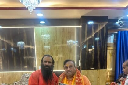 अखाड़ा परिषद के पदाधिकारियों के साथ सनातन