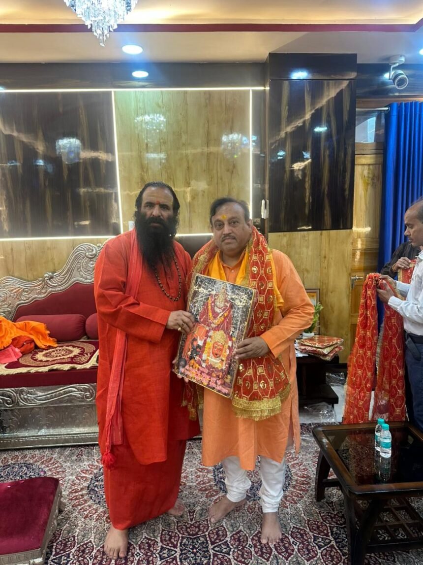 अखाड़ा परिषद के पदाधिकारियों के साथ सनातन